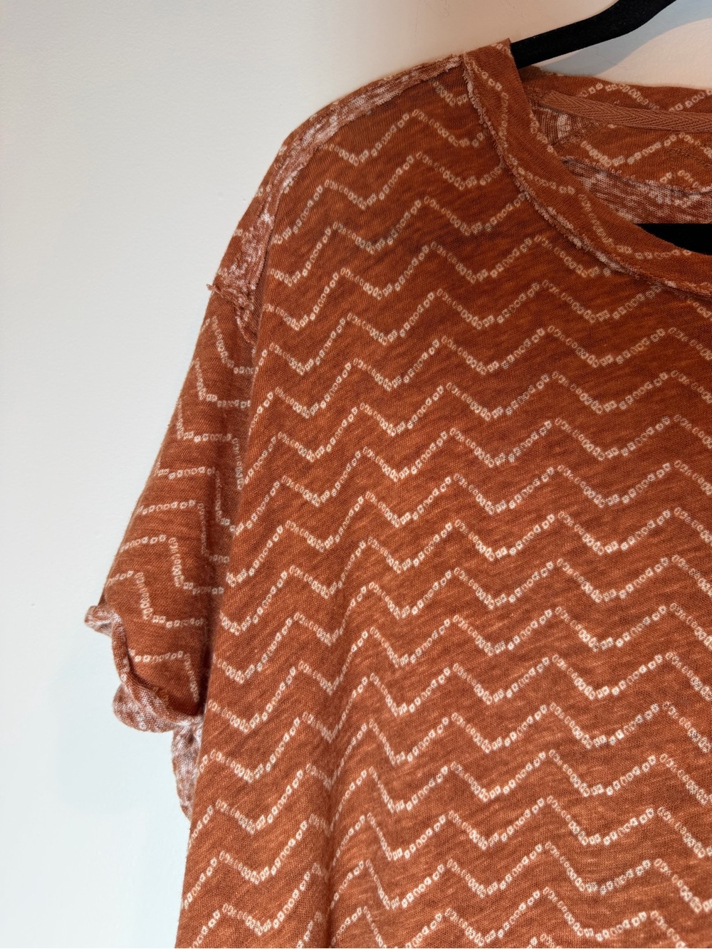 Free People We The Free Bali Backpacker Tee Zig Zap Print Rust Size Small - Picture 4 of 11